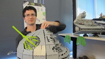 公司內部的科技怪咖：在堆滿樂高積木與星際大戰模型的角落，你可以找到 Chris Holmes